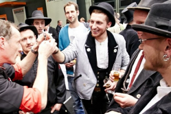 Dach_und_Holz-Standparty-zimmermann.jpg